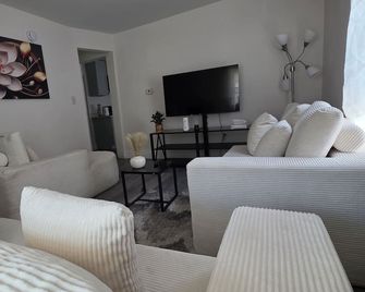 3 bedrooms fully finished - Middletown - Living room
