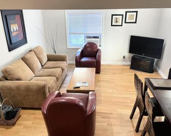 King and Queen rooms -J&J Chilliwack - Chilliwack - Living room