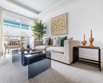 Modern and elegant apartment with terrace in Chamberí. - Madrid