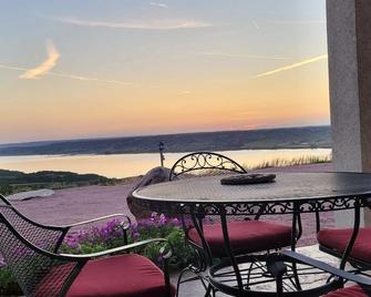 Location Location Location! On a river view acreage, sleeps up to 14, pets ok. - Chamberlain - Balkon