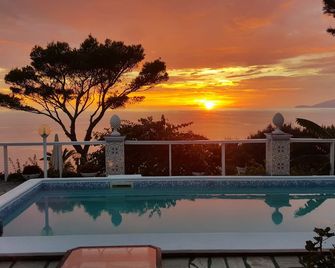 B&B La Guardia - אנאקאפרי - בריכה