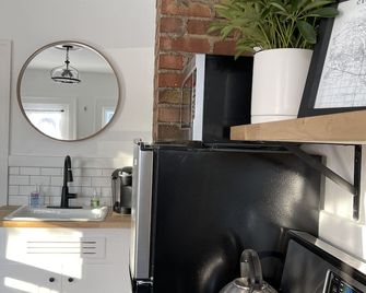 Cozy Cottage located near Czech Village and Newbo areas in Cedar Rapids, IA - Cedar Rapids - Kitchen