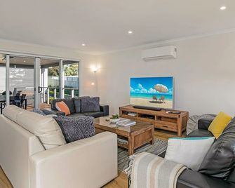 A Perfect Ten - Cowes - Living room