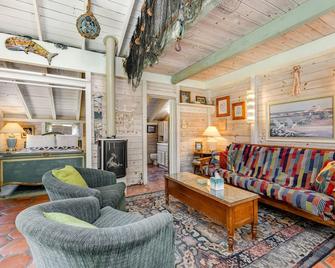 Dog-friendly cabin with park & beach access - fireplace & firepit - Fort Bragg - Living room