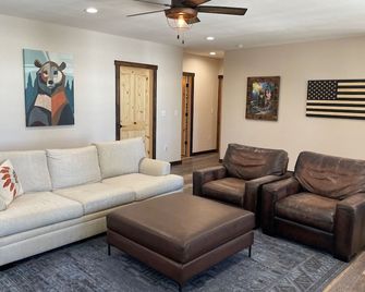 New & Cozy Cabin on Lake Content w/ 170' of Sand/Swimming Frontage! - Saint Germain - Living room