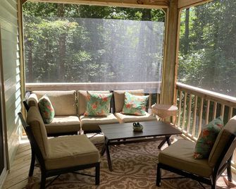 Wakulla River 'Treehouse' Retreat - Crawfordville - Living room