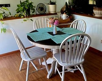 Penny's Place Near the Lake- Quiet Rural House, Conviently located with big yard - Charlevoix - Dining room