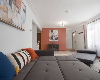 Modern, spacious 3BDR house 15 min to Downtown Minneapolis - Columbia Heights - Sala de estar