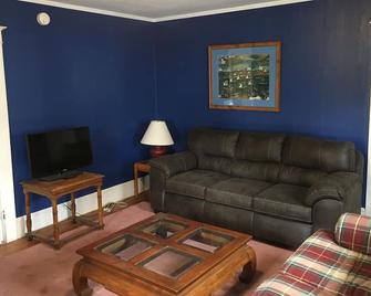 Spacious 2nd floor apartment steps from popular corner market. - Pownal - Sala de estar