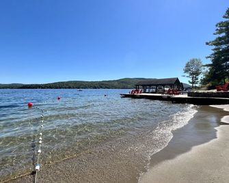The Stone Gate Resort - Lake George - Playa