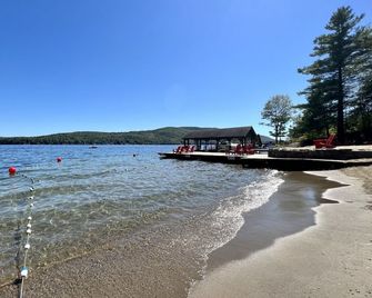 The Stone Gate Resort - Lake George - Beach