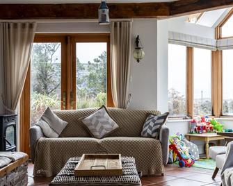 Anchored Down! Glenbeigh Holiday Home with Stunning Views! - Glenbeigh - Wohnzimmer