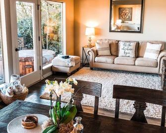 Breathtaking Mt Rainier & Mountain Views, Whole House - Hot Tub / Pool Table - Enumclaw - Living room
