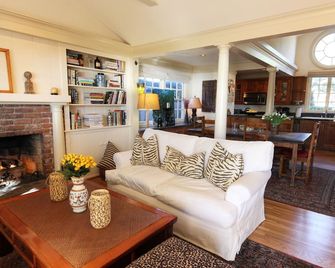 Ocean View Santa Monica Canyon Home -Walk to Beach. - Santa Monica - Wohnzimmer