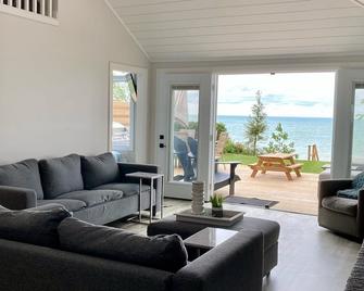 Lakefront Cottage on Lake Huron - with Private Beach! - Bluewater - Living room