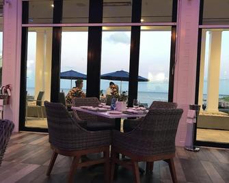 Beautiful Condo, 2 Bedrooms and a Den in Friday Harbour Resort! - Innisfil - Dining room