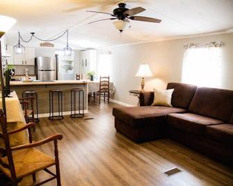 Fisherman's Countryside Escape - Scottsboro - Living room