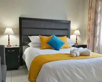 Upscale and Urban Warm Tasteful 1 Bed Apartment. - Harare - Bedroom