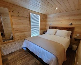 077 Tiny Home near Grand Canyon South Rim Sleeps 8 - Valle - Bedroom