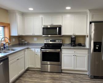 Spacious 3-bedroom apartment with WiFi, AC in Richfield Spring - Richfield Springs - Kitchen
