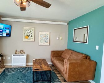 Open layout 1/1 apt close to downtown Spearfish! - Spearfish - Wohnzimmer