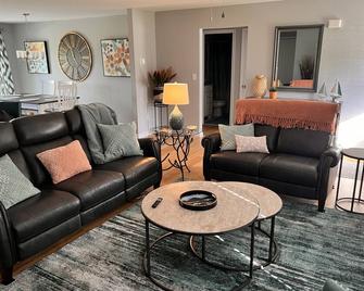 Discover fun at Rehoboth Beach—16 min, stay in our 3-bedroom retreat - Lewes - Living room