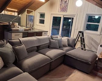 Newly Renovated Cathedral Ledge Chalet Walk To Echo Lake, Pet-Friendly, N Conway - Conway - Wohnzimmer