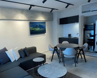 Sakura Cross Inn & Sauna Ishigaki - Ishigaki - Living room