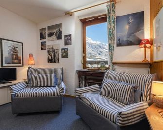Apt Carlton140 Historical residence in Chamonix, sleeps 2 - Happy Rentals - Chamonix - Living room