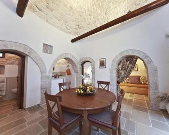 Trulli Paparale - Alberobello - Comedor