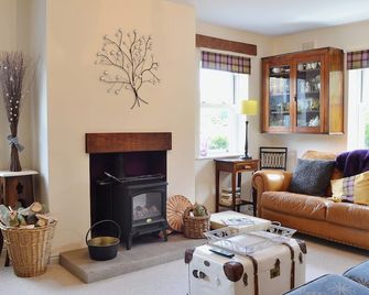 A pretty stone cottage in the conservation village of Redmire. - Leyburn - Living room