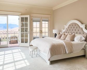 Chateau Wisteria - Luxury Villa with Theater, Garden & Panoramic Views - Wenatchee - Bedroom