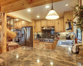 1 Mi to Lake Tahoe Beaches: Home w/ Fire Pit! - Tahoe City - Cocina