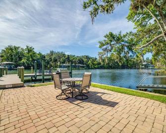 2 Mi to Homosassa Springs Riverfront Home with Dock - Homosassa - Patio