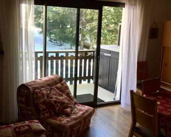 F2, 1st line on the slopes, 100m ESF, full equipment, free WIFI - Les Deux-Alpes - Living room