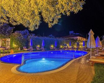 Savana Butik Otel - Mesudiye - Piscina