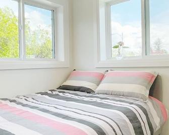 Peaceful and quiet second-floor room for staying (E) - Vancouver - Habitación