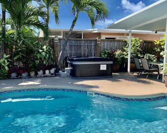 Tropical Paradise ! Pool, Hot Tub, Dock, Free Ice, Kayaks, Paddles, Bikes! - Key Colony Beach - Pool