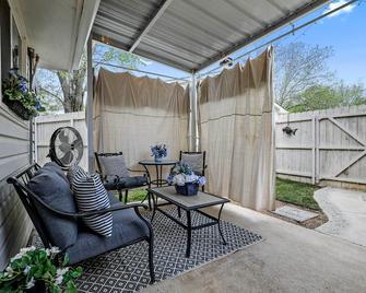 1 Mi to Lewisville Lake Fun Quaint Cottage! - Lake Dallas - Patio