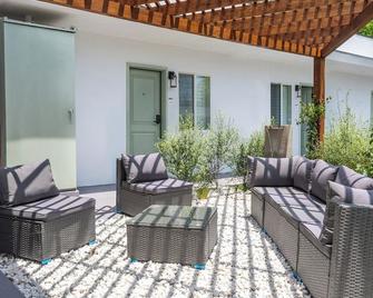 The Leef Hotel - Ґлендейл - Патіо