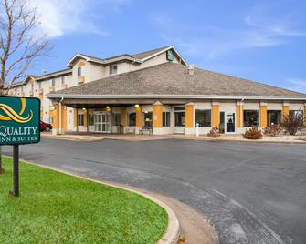 Quality Inn & Suites - Menomonie - Building
