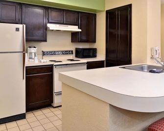 Americas Best Value Inn - Tulsa - Kitchen
