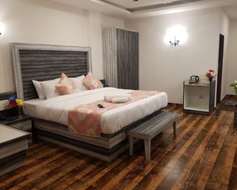 C P Cottage Resort - 마하발레슈와르 - 침실