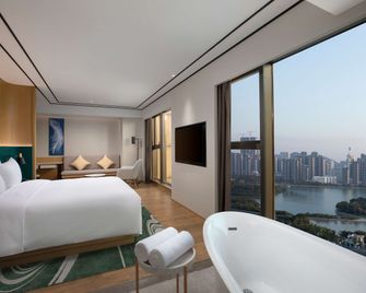 Hilton Garden Inn Xiamen Bailuzhou Park - Xiamen - Bedroom