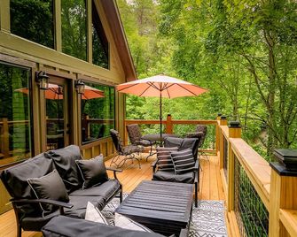 Upscale Family Cabin Retreat:bryson City-Noc-Fontana-Gsmrr! Hot Tub & Fire Pit! - Almond - Balcony