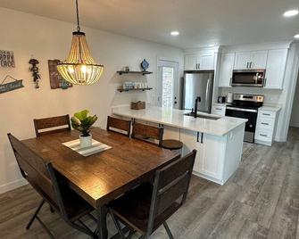 Fern Beach Hideaway Beautiful New Build Lakefront property-Pet Friendly - Detroit Lakes - Kitchen