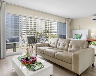 Ilikai 2 Ocean view Studios Sleeps 10 Steps to Harbor Complimentary Car with 6 Nights ML-4142 - Honolulu