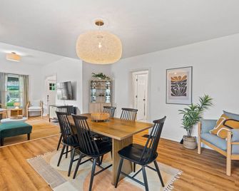 Stylish West Plaza Retreat w/ Huge Yard, BBQ, and Games - Kansas City - Comedor