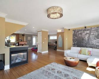 Great West Vancouver house with hot tub, across from beach & 10 mn to Downtown Vancouver - West Vancouver - Living room