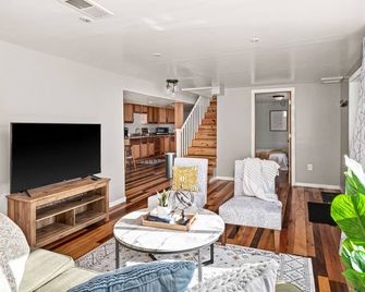 Buffalo Bliss - near Universities and natural areas-Large deck and backyard - Duluth - Sala de estar